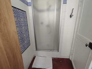 Hair dryer, towels - BnBNook - Bright 1BR in the Latin Quarter – Near Notre-Dame (Paris)