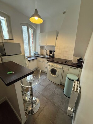 Kühlschrank, Mikrowelle, Ofen, Herdplatte