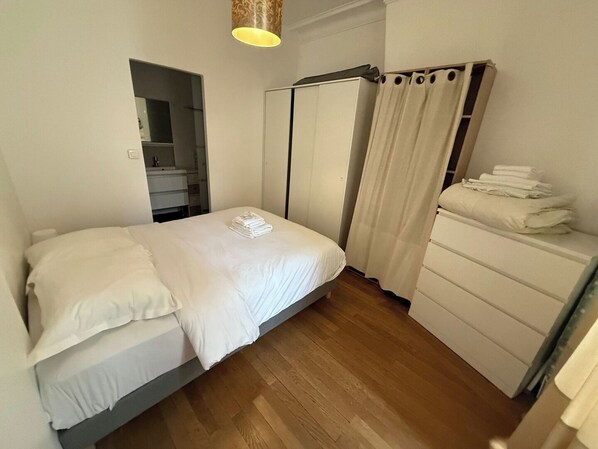 1 chambre, bureau, fer et planche à repasser, lit de bébé portatif