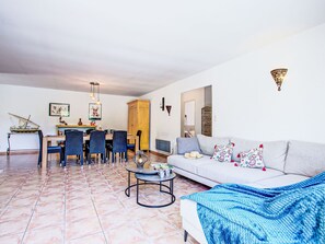 Una televisión, una chimenea