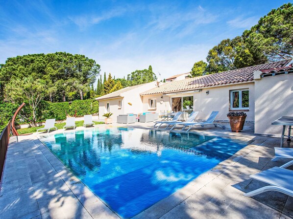 A heated pool - Côté Sud by Interhome (Fourques)