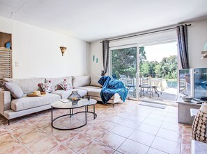 Una televisión, una chimenea