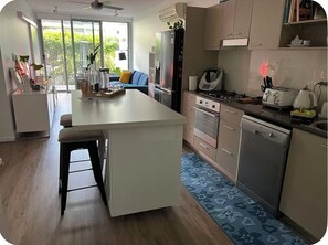 Micro-ondes, four, plaque de cuisson, lave-vaisselle