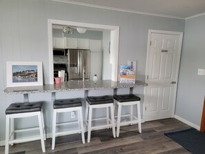 Réfrigérateur, micro-ondes, plaque de cuisson, lave-vaisselle