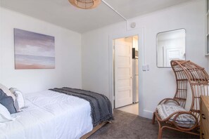 1 bedroom, free WiFi, bed sheets - Little Buoy! Walk to the Beach from This Petite 1-Bedroom Getaway (Avila Beach)