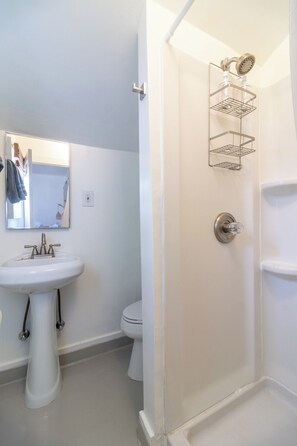 Shower, towels - Little Buoy! Walk to the Beach from This Petite 1-Bedroom Getaway (Avila Beach)