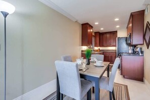 Dining - Marine Drift - 1BD walk to beach (La Jolla)