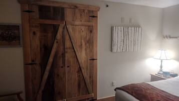 1 chambre, coffres-forts dans les chambres, fer et planche à repasser