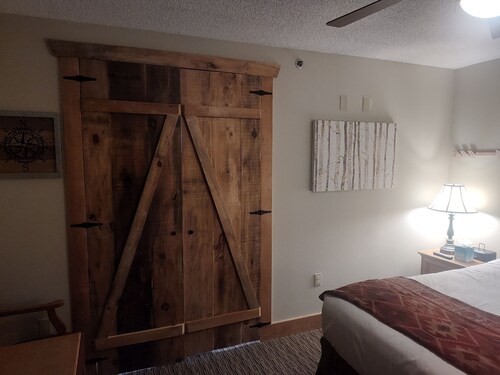 Unit #465 Charming 1-bedroom condo in  with WiFi, fitness room, pool, hot tub.