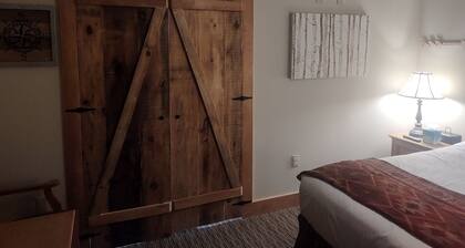 Unit #465 Charming 1-bedroom condo in with WiFi, fitness room, pool, hot tub.