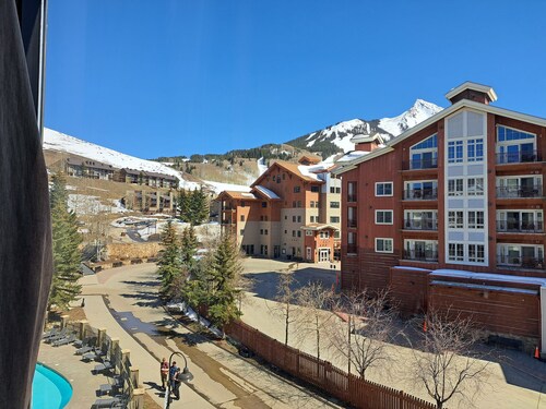 Unit #465 Charming 1-bedroom condo in  with WiFi, fitness room, pool, hot tub.