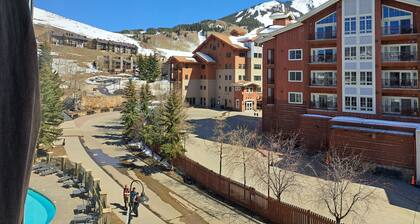 Unit #465 Charming 1-bedroom condo in with WiFi, fitness room, pool, hot tub.