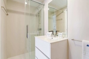 Douche, sèche-cheveux, serviettes fournies, shampoing