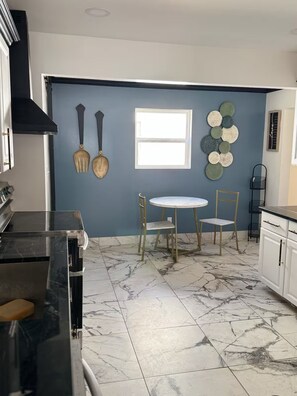 Private kitchen - Osu & Downtown 6 bedroom (Columbus)