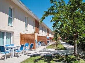 Outdoor dining - Résidence Odalys Référence Le Petit Pont by Interhome (Hourtin)