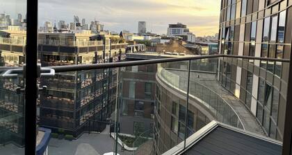 Stylish 2b2b at Tower Bridge w/Balcony View