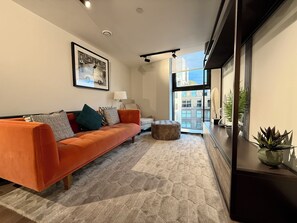 Living area - Stylish 2b2b at Tower Bridge w/Balcony View (London)