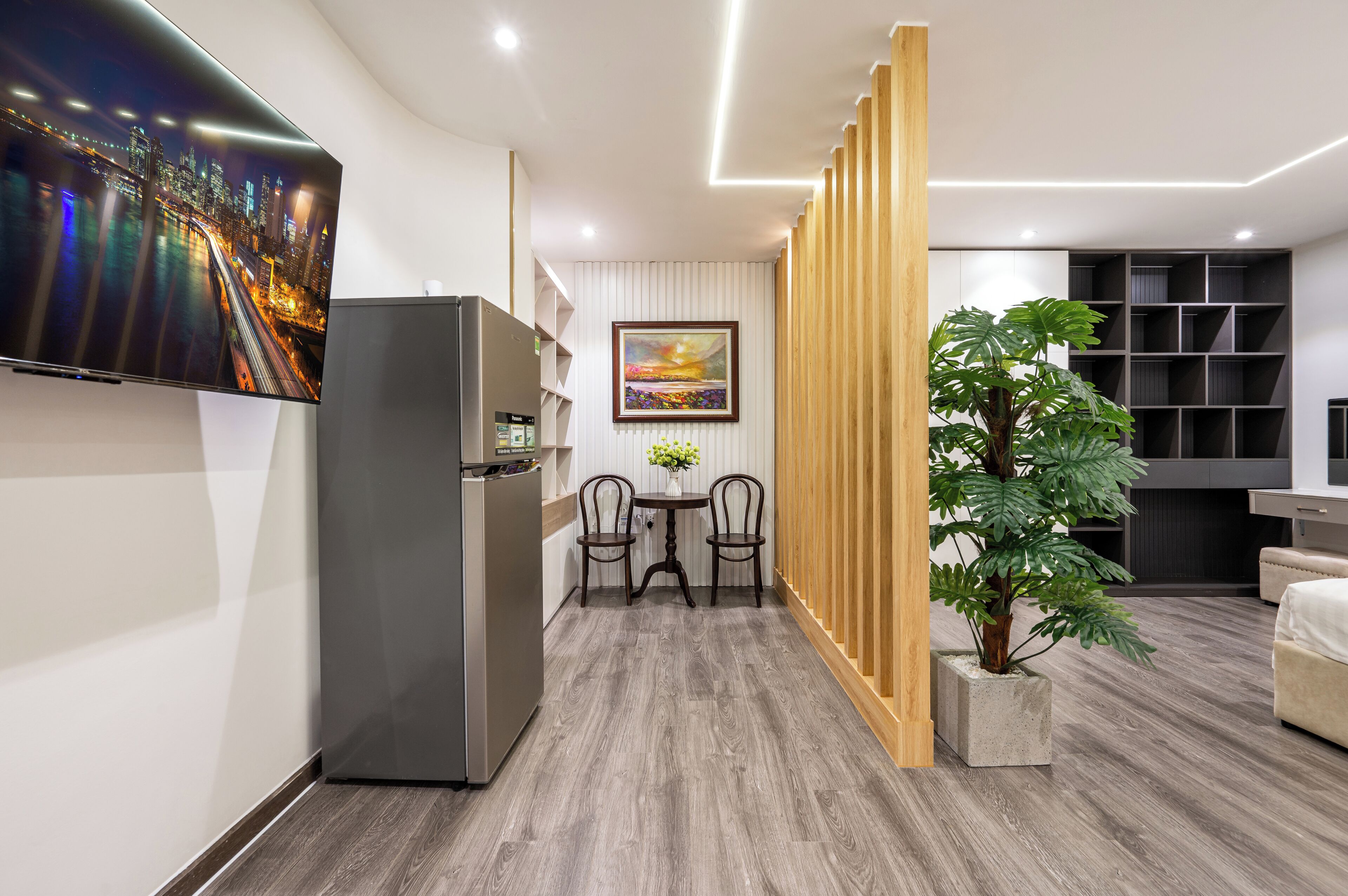 Deluxe Double Room, 1 King Bed, Air conditioning | Laptop workspace, blackout curtains, soundproofing, iron/ironing board