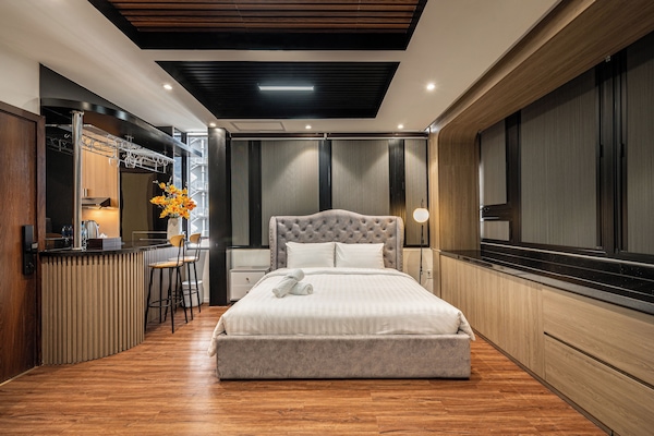 Quarto casal luxo, vista para a cidade | Espaço de trabalho para notebook, cortinas blackout