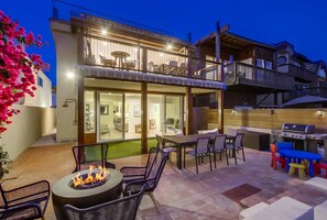 Outdoor dining - Ocean Front! Exclusive Beachfront Patio + A/C (San Diego)