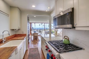 Fridge, microwave, oven, stovetop - Ocean Front * 2 Panoramic Water View Decks * A/C (San Diego)