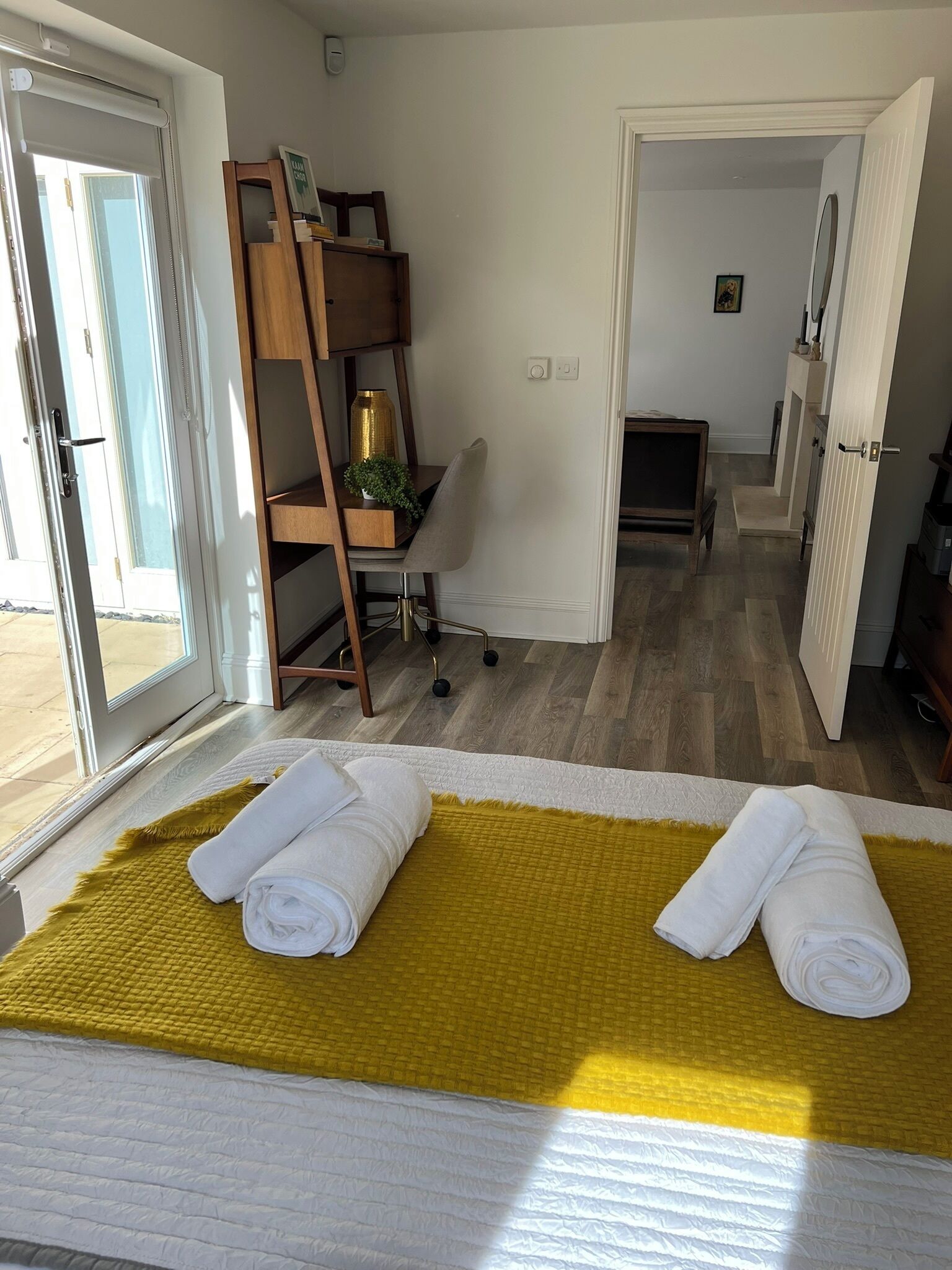 Una habitación de hotel con cama, escritorio, silla y armario.