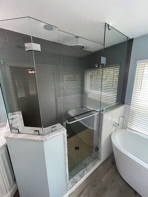 Jetted bath, hair dryer, towels, soap - Beautiful Private gated Lakefront estate in Windermere on 2 acres of land!!! (Windermere)