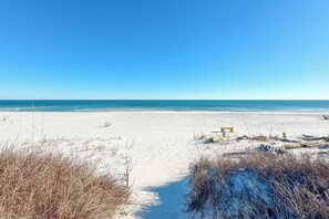 On the beach - BEACHFRONT, BEAUTIFUL, FULLY RENOVATED HOUSE! (Gulf Shores)