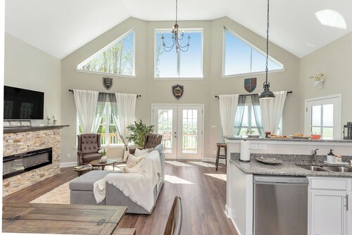 Cottage on a Private Vineyard with Scenic Views and Hot Tub