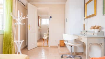 6 bedrooms, iron/ironing board, free WiFi, bed sheets