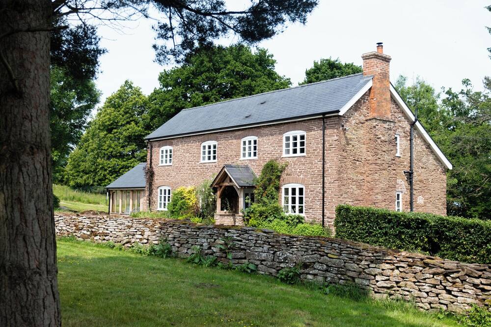 HENHOUSE FARM, pet friendly, with hot tub in Bodenham
