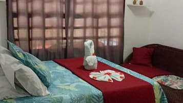 Quarto superior, vista para a piscina | Wi-Fi de cortesia, roupa de cama