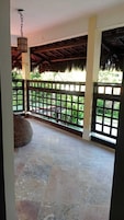 Habitación familiar, vistas a la piscina | Zona de estar | Smart TV de 32 pulgadas con canales digitales