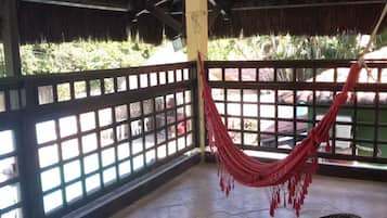 Quarto triplo conforto, vista para o jardim | Vista do quarto