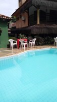 2 piscinas internas, funciona das 9h às 18h, barracas de cortesia
