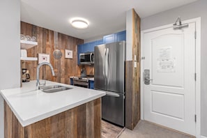 Réfrigérateur, micro-ondes, four, plaque de cuisson