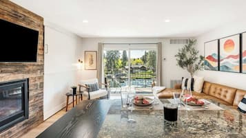 Télévision, cheminée