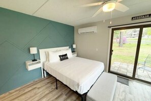 Iron/ironing board, WiFi, bed sheets - Cozy studio in delightful Bartlett with AC, WiFi, fitness room (Bartlett)