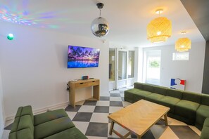 Fernseher, Kamin, Tischtennisplatte