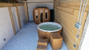 Indoor spabad