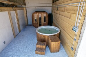 Indoor spa tub