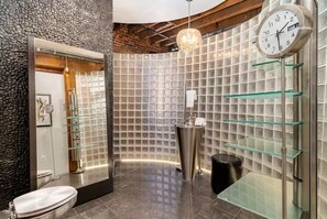 Dusche, Haartrockner, Handtücher, Shampoo