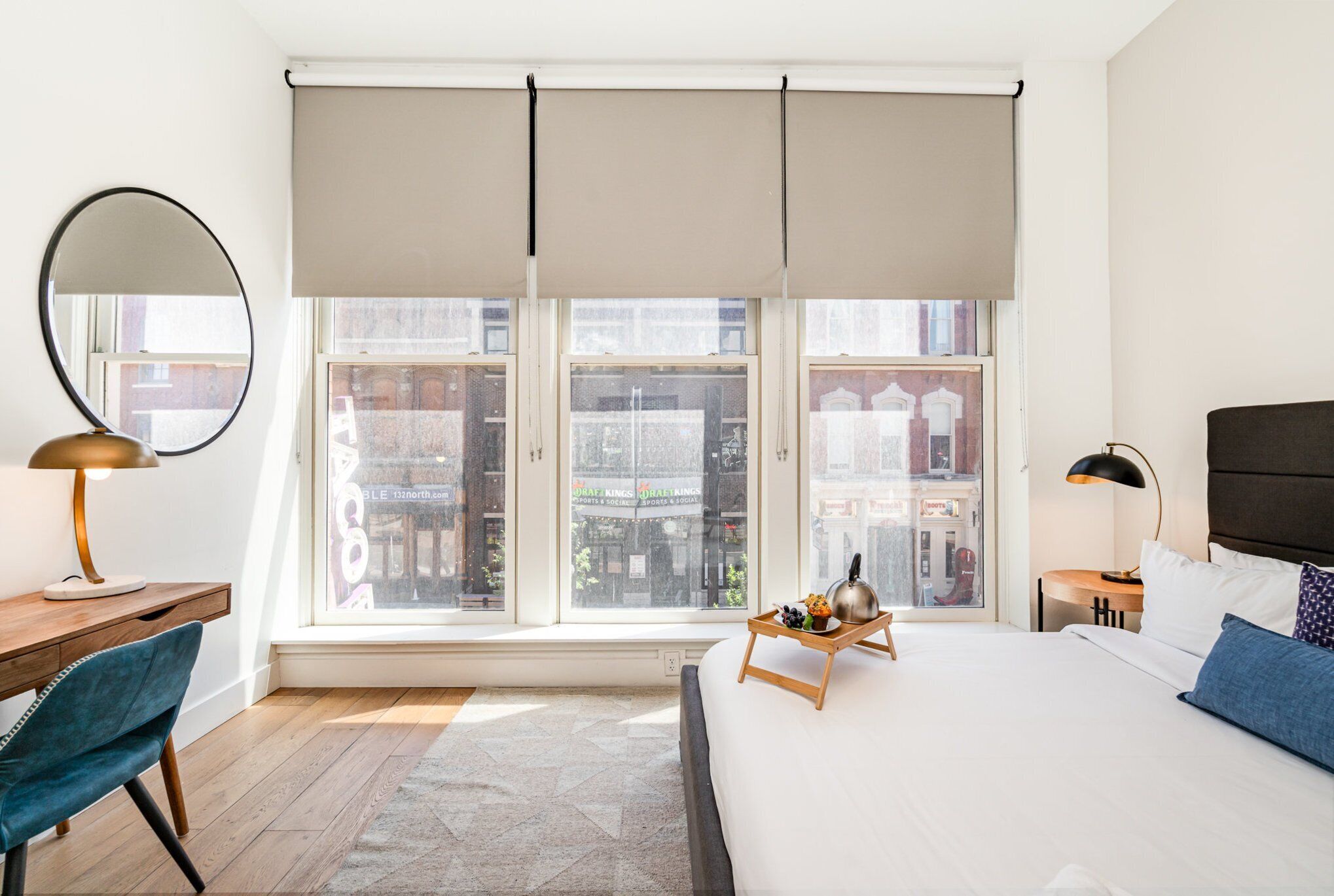 8 slaapkamers, een bureau, een strijkplank/strijkijzer, reisbedje