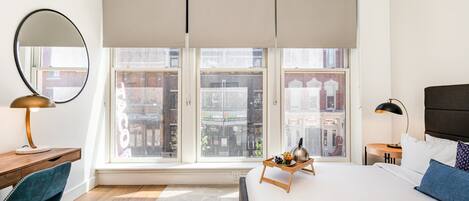 8 chambres, bureau, fer et planche à repasser, lit parapluie