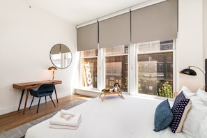 8 habitaciones, escritorio y tabla de planchar con plancha
