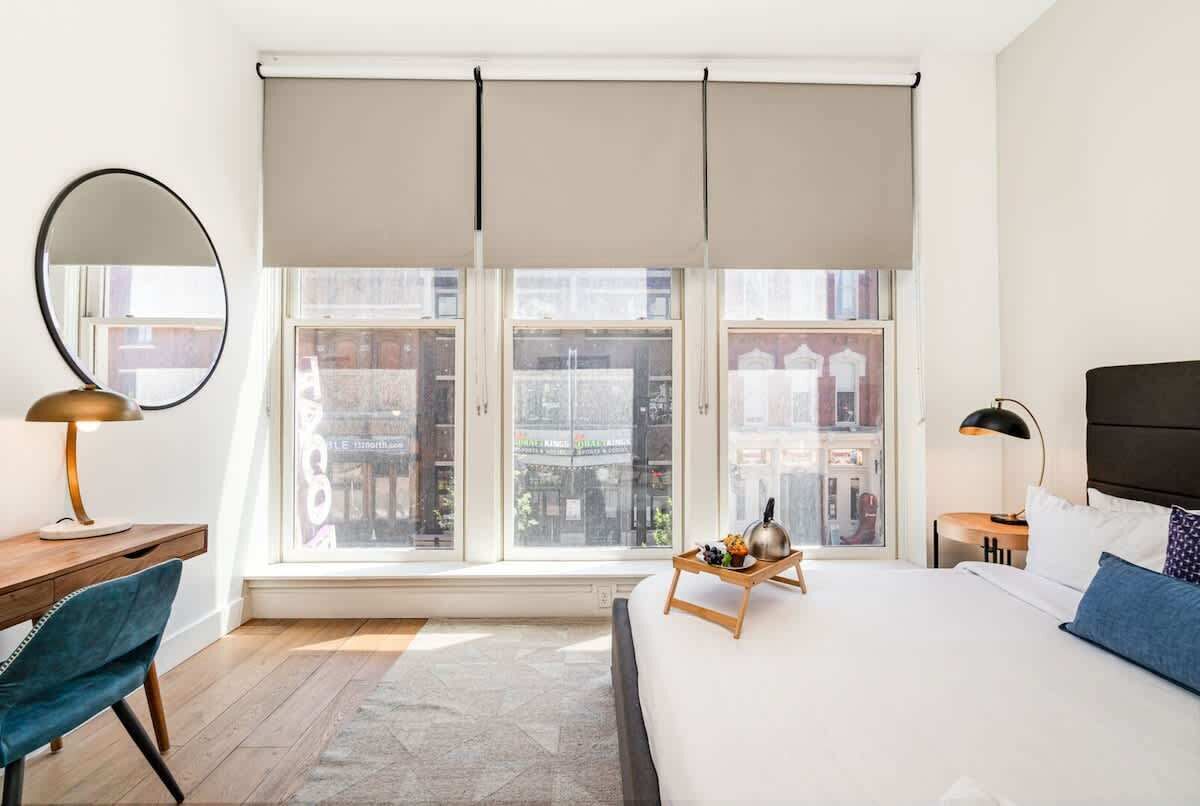 8 Schlafzimmer, Schreibtisch, Bügeleisen/Bügelbrett, Reisekinderbett