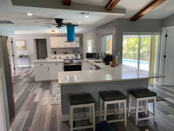 Micro-ondes, four, plaque de cuisson, lave-vaisselle