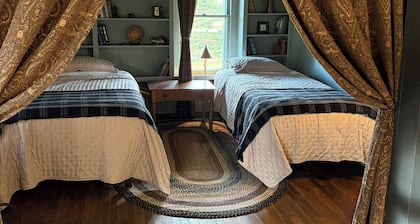 4-bedroom farmhouse near Burke Mtn and Kingdom Trails with WiFi