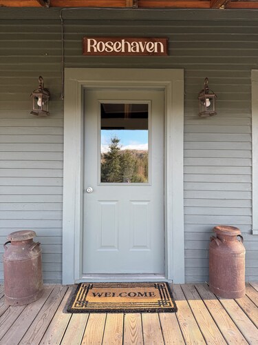 4-bedroom farmhouse near Burke Mtn and Kingdom Trails with WiFi