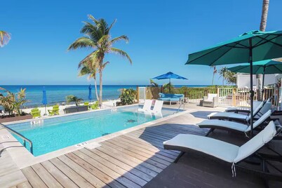  Cayman Bliss - Beachfront house private Pool & Beach Sleeps 8 Family-Friendly